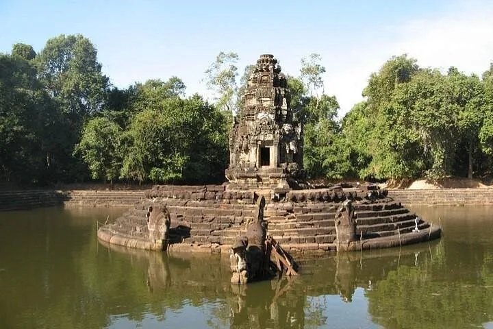 Der Tempel Neak Pean inmitten eines kreisförmigen Wasserbeckens.