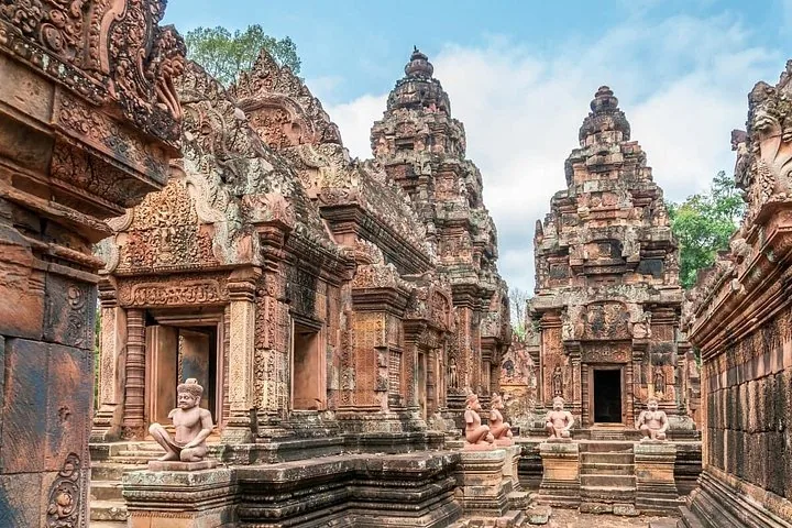 Aufwendig verzierte Sandsteintürme und Statuen an der Tempelanlage Preah Khan.