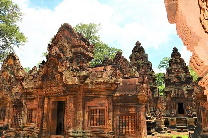 Detaillierte Ansicht der roten Sandsteinstrukturen des Preah-Khan-Tempels.